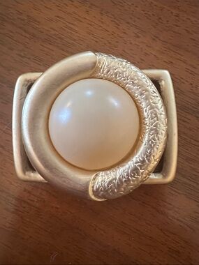 Vintage 80s Weekenders Gold-Tone Round Pearlized Center Belt Buckle